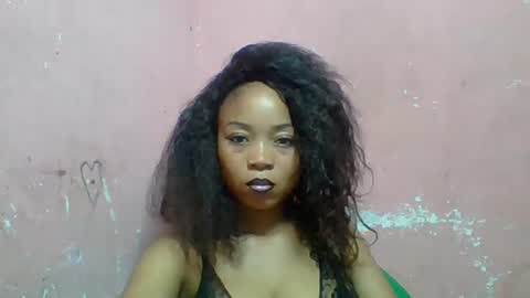 estelah20 online show from November 30, 2025, 5:22 am