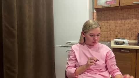 Ester online show from October 21, 2025, 7:25 pm