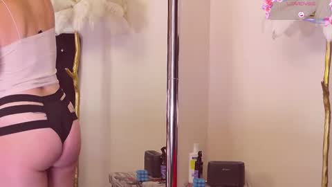 Esthera   online show from October 21, 2025, 4:35 am