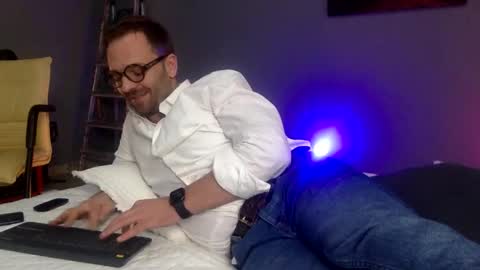 Snapshot of euginehot chatting on December 18, 2025, 4:24 pm euginehot online show from December 18, 2025, 4:24 pm