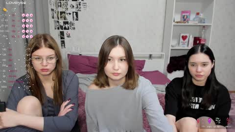 Snapshot of eumomino chatting on December 10, 2024, 8:16 pm Veronica Tiia Lilith left to right online show from December 10, 2024, 8:16 pm