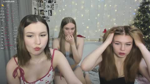 Snapshot of eumomino chatting on December 30, 2024, 1:26 am Veronica Tiia Lilith left to right online show from December 30, 2024, 1:26 am