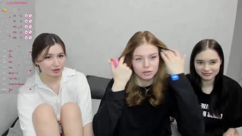 Snapshot of eumomino chatting on February 26, 2025, 3:53 am Veronica Tiia Lilith left to right online show from February 26, 2025, 3:53 am