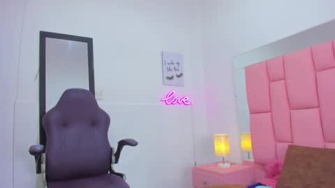 Snapshot of evaa_white chatting on November 12, 2025, 12:05 pm evaa_white online show from November 12, 2025, 12:05 pm