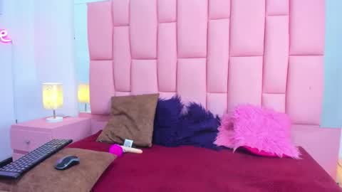 Snapshot of evaa_white chatting on November 22, 2025, 12:15 pm evaa_white online show from November 22, 2025, 12:15 pm