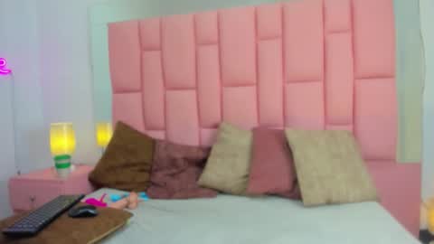 Snapshot of evaa_white chatting on December 1, 2025, 12:21 pm evaa_white online show from December 1, 2025, 12:21 pm