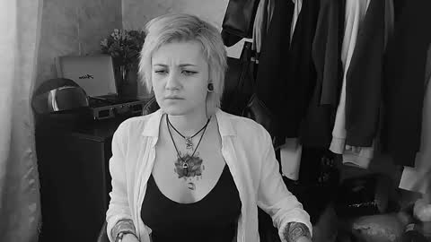 Snapshot of evabrownie chatting on February 18, 2025, 8:27 am Eva Brownie online show from February 18, 2025, 8:27 am