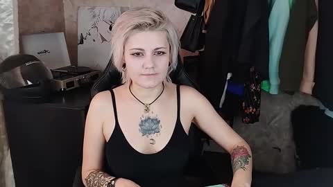 Snapshot of evabrownie chatting on March 4, 2025, 8:24 am Eva Brownie online show from March 4, 2025, 8:24 am