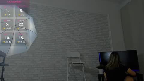 Snapshot of evafolverr chatting on November 9, 2025, 7:17 am Eva online show from November 9, 2025, 7:17 am