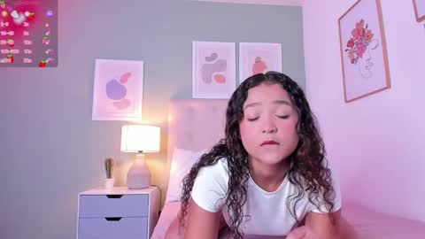 Snapshot of evalunna__ chatting on October 8, 2025, 8:28 pm Eva Luna online show from October 8, 2025, 8:28 pm