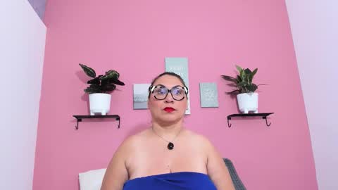 evapalmer_1 online show from September 17, 2025, 8:27 am