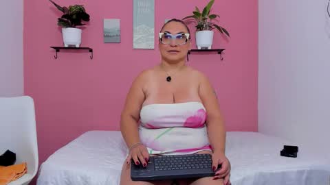 evapalmer_1 online show from September 24, 2025, 8:39 am