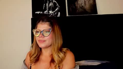 Snapshot of eve_collen chatting on November 17, 2025, 1:11 am Eve collen online show from November 17, 2025, 1:11 am