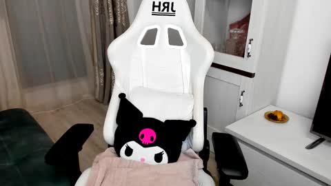 eveeevian online show from March 5, 2025, 4:46 pm