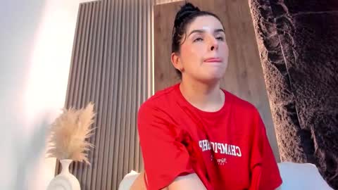 E V E L I N online show from November 11, 2025, 2:22 am