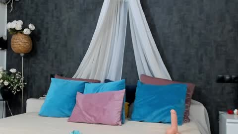 evellynereys online show from January 8, 2025, 4:23 am