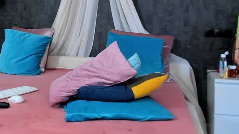 evellynereys online show from January 9, 2025, 7:52 am