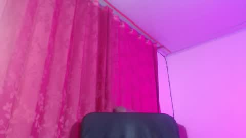 Evelyn Sandoval online show from October 25, 2025, 2:30 am