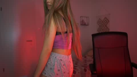 Snapshot of evelyncage_ chatting on December 18, 2024, 7:30 pm evelyncage_ online show from December 18, 2024, 7:30 pm