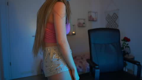 Snapshot of evelyncage_ chatting on February 4, 2025, 10:13 pm evelyncage_ online show from February 4, 2025, 10:13 pm