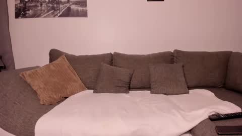 Evelyne online show from February 2, 2025, 2:38 am