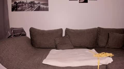 Evelyne online show from March 9, 2025, 2:50 am