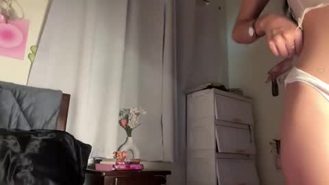 Snapshot of exoo_exoo_07 chatting on November 28, 2025, 4:04 am Angela online show from November 28, 2025, 4:04 am