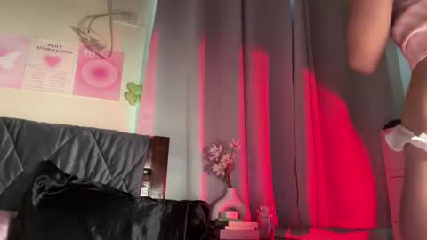 Snapshot of exoo_exoo_07 chatting on December 5, 2025, 3:59 am Angela online show from December 5, 2025, 3:59 am