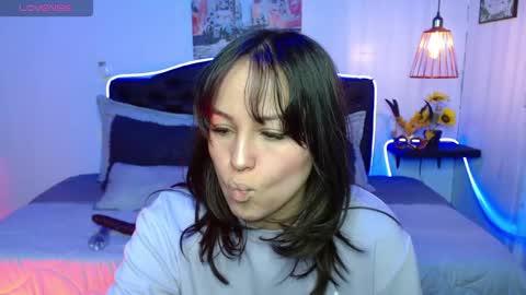 eymmy_24 online show from October 23, 2025, 2:33 am