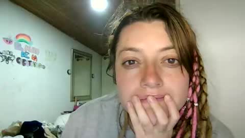 Snapshot of ezlngirl chatting on October 27, 2025, 12:04 am Aimee online show from October 27, 2025, 12:04 am