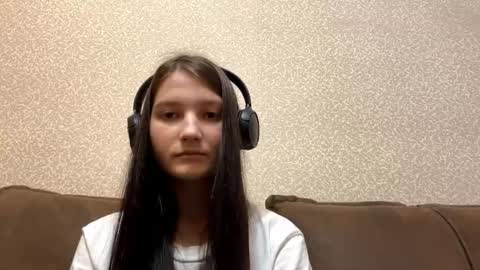 Aurora 18yo online show from October 20, 2025, 9:32 am