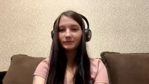 Aurora 18yo online show from October 22, 2025, 8:14 am