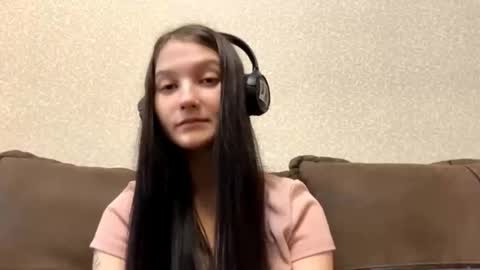 Aurora 18yo online show from October 24, 2025, 7:49 am