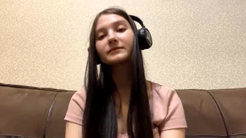 Aurora 18yo online show from November 14, 2025, 8:46 am