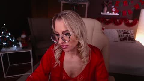 Snapshot of fay_dunaway chatting on December 10, 2024, 12:27 pm Fay online show from December 10, 2024, 12:27 pm