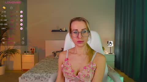 Snapshot of fay_dunaway chatting on February 9, 2025, 12:30 pm Fay online show from February 9, 2025, 12:30 pm