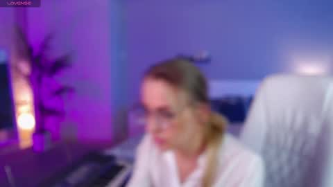 Snapshot of fay_dunaway chatting on February 25, 2025, 12:24 pm Fay online show from February 25, 2025, 12:24 pm