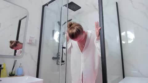 Daniela online show from October 28, 2025, 6:50 am