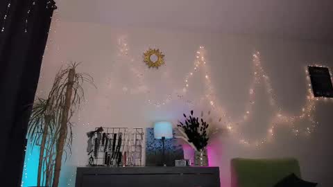 Fely online show from February 19, 2025, 8:31 pm