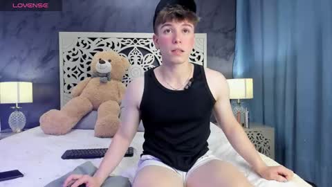 Snapshot of femboy_max chatting on November 17, 2025, 12:22 pm Femboy Max online show from November 17, 2025, 12:22 pm
