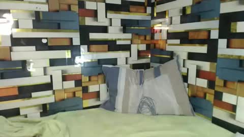 feminine_tsx online show from November 16, 2025, 11:49 am