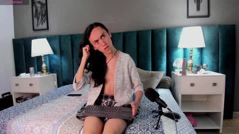 Snapshot of fenix_karoll chatting on December 9, 2024, 1:29 am Karol online show from December 9, 2024, 1:29 am