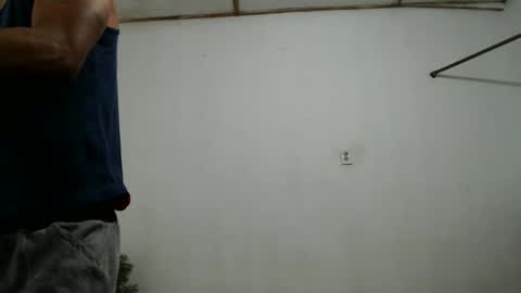 fernandez_latinblack online show from December 18, 2024, 2:21 am