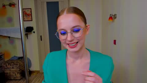 fire_luna online show from October 21, 2025, 1:12 pm