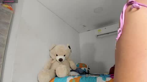 Snapshot of flor_herrera1 chatting on November 22, 2025, 4:33 am online show from November 22, 2025, 4:33 am