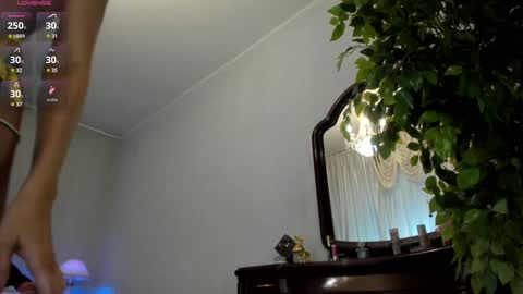Snapshot of flower_nicole chatting on December 3, 2024, 9:00 am Nicole online show from December 3, 2024, 9:00 am