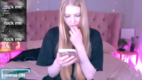 Mia online show from October 25, 2025, 1:51 pm