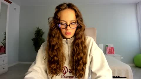 Kira online show from September 17, 2025, 1:07 am