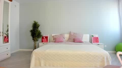 Kira online show from September 19, 2025, 1:29 am