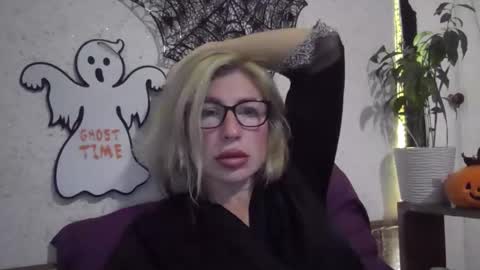 fox_red_lady7 online show from October 27, 2025, 7:07 pm